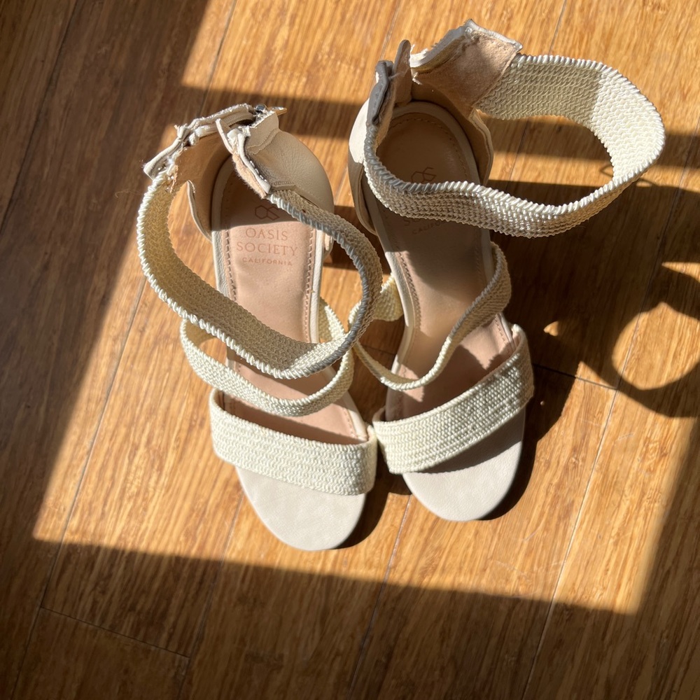 Cute, natural, hardly worn heels for summer. Approximately 4”.